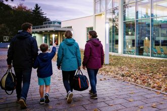 Familie vor dem Eingang des Seilerseebads