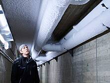 Ein Mitarbeiter der Eissporthalle checkt die Technik