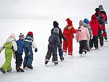 Kinder lernen Eislaufen
