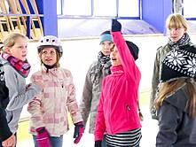 Kinder beim Eislauf-Unterricht