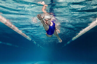 Sportschwimmerin unterwasser